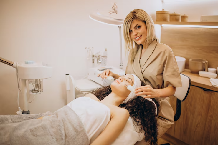 imgi 20 mujer cosmetologo haciendo procedimientos belleza 1303 26022